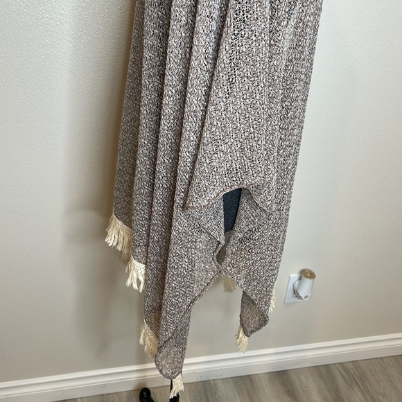 BCBGeneration lightweight Shawl kimono Tassles One Size - Picture 7 of 8